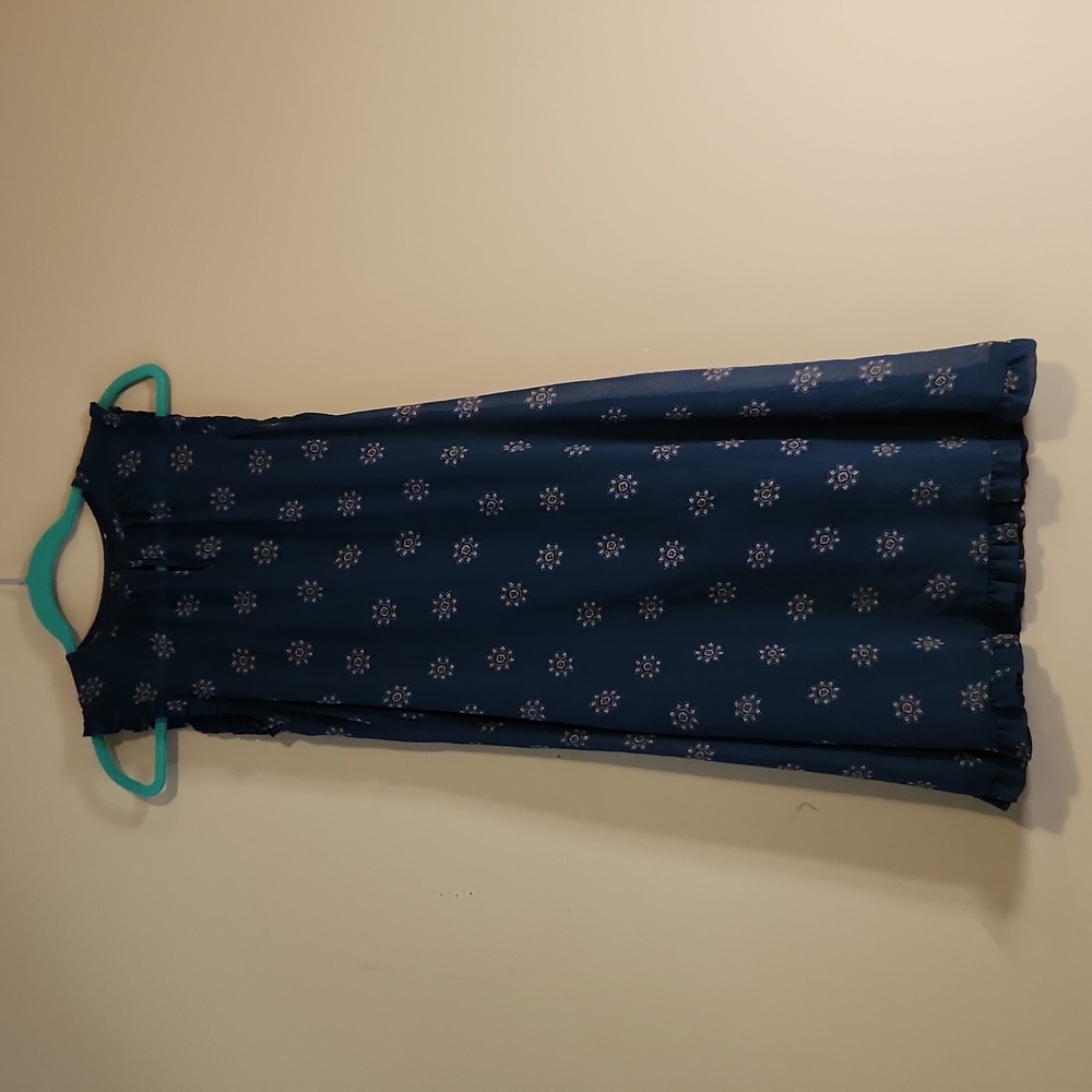 Loft dress in a sheer fabric and deep tourquoise/navy blue with flower print.